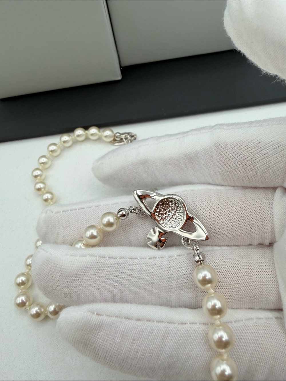 Vivienne Westwood Orb Pearl Neckalce - Picture 4 of 14